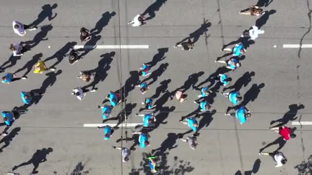 Grupo aéreo de personas corriendo maratón de la ciudad — Vídeo de stock