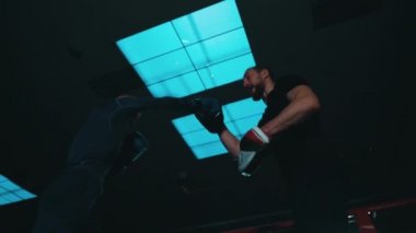 Boksörler boks ringinde çalışıyor.