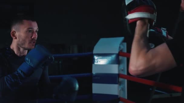 男ボクシングオンリング暗闇の中で — ストック動画