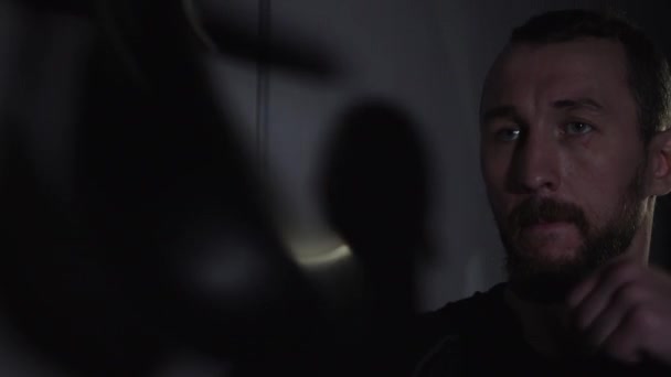 男子拳击在黑暗中击球 — 图库视频影像