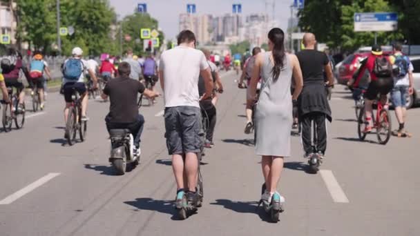 Pessoas de câmera lenta montando scooters elétricos — Vídeo de Stock