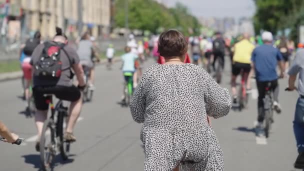 Além de mulher de tamanho de bicicleta na cidade em câmera lenta — Vídeo de Stock