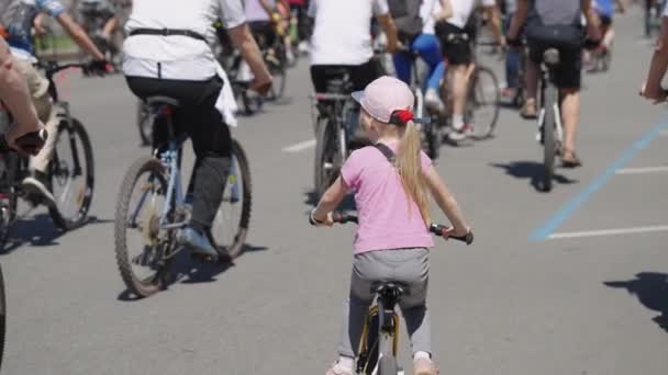 Chica montando bicicleta durante la carrera callejera — Vídeos de Stock