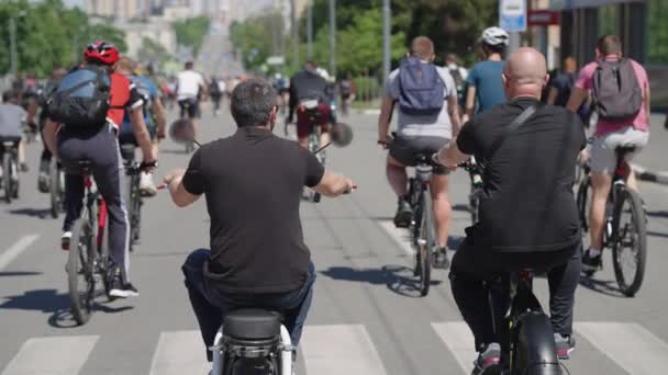 Homens andando de bicicleta elétrica em câmera lenta — Vídeo de Stock