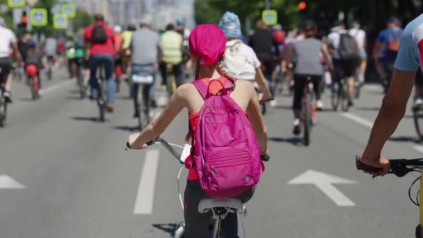 Adolescent équitation vélo dans rue course — Video