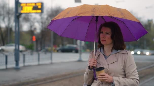 Γυναίκα στέκεται κάτω από ομπρέλα στη βροχή — Αρχείο Βίντεο