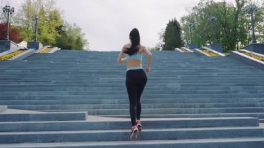 Parkta koşan zinde bir kadın.