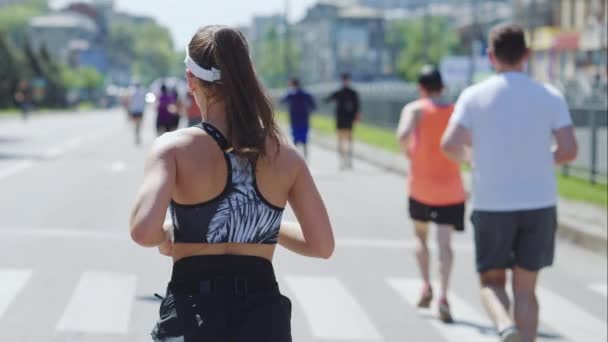 Медленная женщина бежит марафон в городе — стоковое видео
