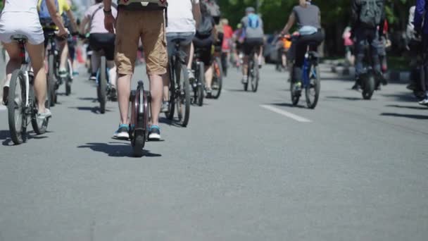 Mono wheel rider among cyclists at street race — Video Stock
