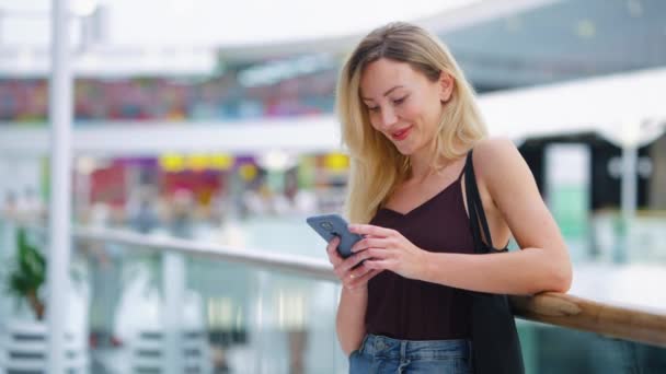 Mulher mensagem de texto no shopping — Vídeo de Stock