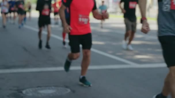 Wazig sport achtergrond met marathon lopers — Stockvideo