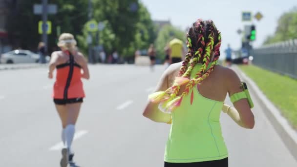 Mulher com tranças corrida de rua — Vídeo de Stock