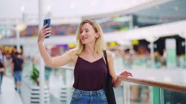 Mulher gravação vlog no shopping — Vídeo de Stock