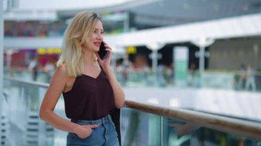 Telefonda arkadaşıyla şakalaşan bir kadın.