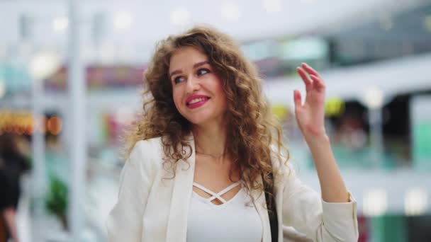 Mulher bonita sorrindo para a câmera e tocando o cabelo — Vídeo de Stock