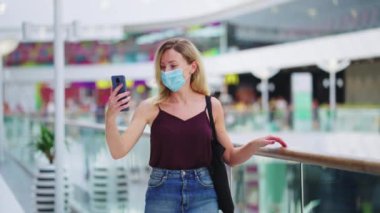 Alışveriş merkezinde maskeli video kayıt blogcusu
