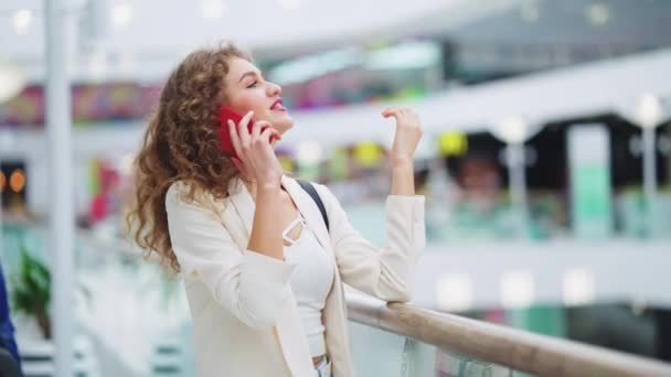Жінка спілкується по телефону на терасі — стокове відео