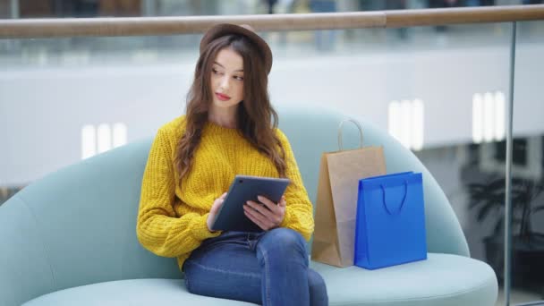 Vrouw die e-book leest in het winkelcentrum — Stockvideo