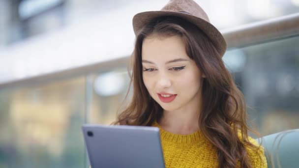 Femme lecture de livre électronique dans le centre commercial — Video