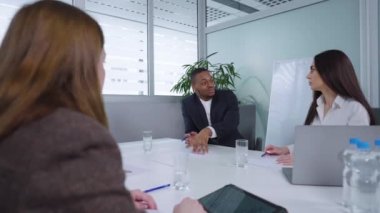 Siyahi yönetici iş arkadaşlarıyla stratejiyi tartışıyor