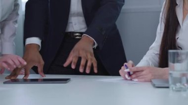 İş adamları toplantıda projeyi tartışıyor