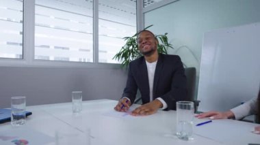 Afrikalı Amerikalı işadamı takımla stratejiyi tartışıyor