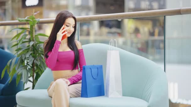 Turca mujer charlando por teléfono después de ir de compras — Vídeos de Stock