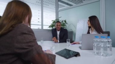 İş adamları toplantıda beyin fırtınası yapıyor.