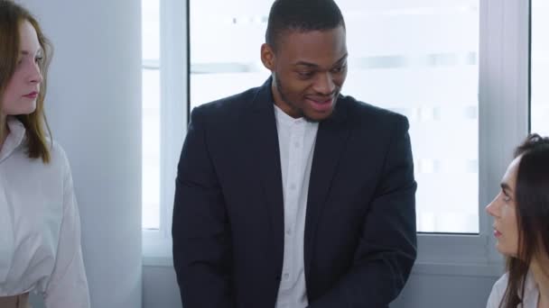 Black boss talking to diverse staff at meeting — Stock Video