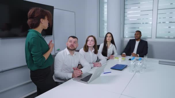 Menedżerowie projektów omawiający przebieg prac na spotkaniu — Wideo stockowe