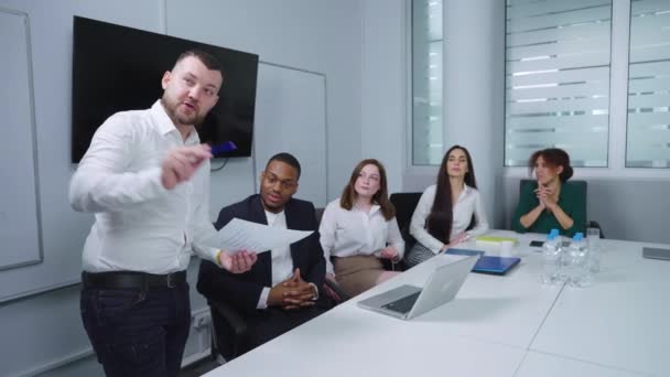 Referent hält Vortrag bei Business Meeting — Stockvideo