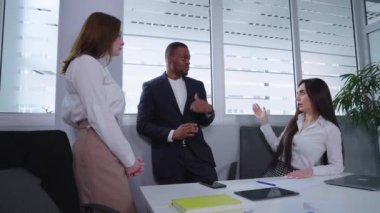 Proje yöneticileri toplantıda iş akışını tartışıyor