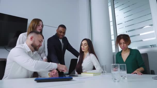 Remue-méninges de diverses équipes lors d'une réunion d'affaires — Video