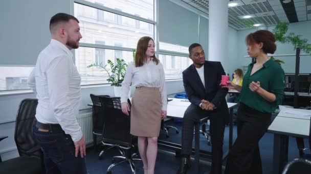 Une équipe diversifiée prend une pause café au bureau — Video
