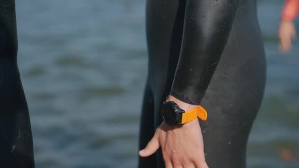 Homem de fato de mergulho em pé na praia — Vídeo de Stock