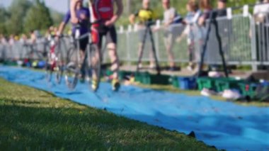 Bisikletle koşan bulanık triatlon katılımcıları