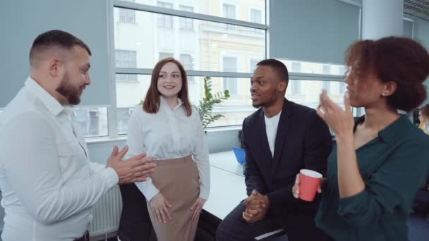 Деловые партнеры пожимают руки в офисе — стоковое видео