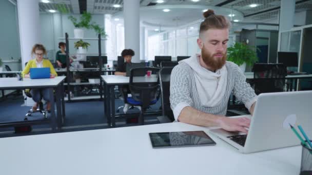 Hipster-Geschäftsmann bei Firmenanalysen im Amt — Stockvideo