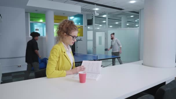 Femme lisant pendant la pause café au travail — Video