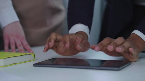 Mani di persone che utilizzano tablet alla riunione di lavoro — Video Stock