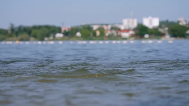 Человек в гидрокостюме, бегущий в воде — стоковое видео