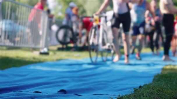 Rozmazané soutěžící triatlonu s jízdními koly — Stock video