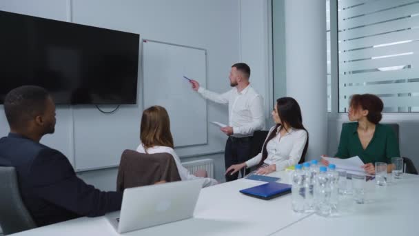 Kierownik projektu raportujący na temat przepływu pracy w pobliżu flipchart — Wideo stockowe