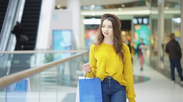Ευτυχισμένη γυναίκα περπατά στο εμπορικό κέντρο σε αργή κίνηση — Αρχείο Βίντεο