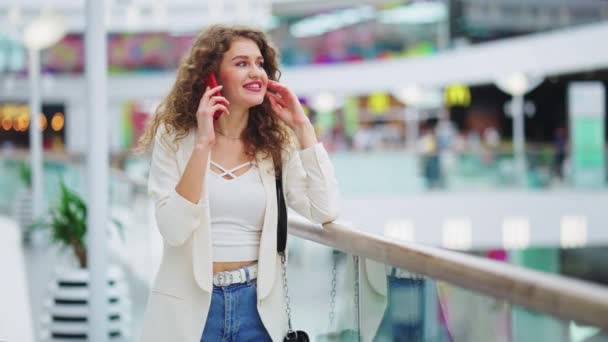 Glada kvinna pratar i telefon i köpcentret — Stockvideo