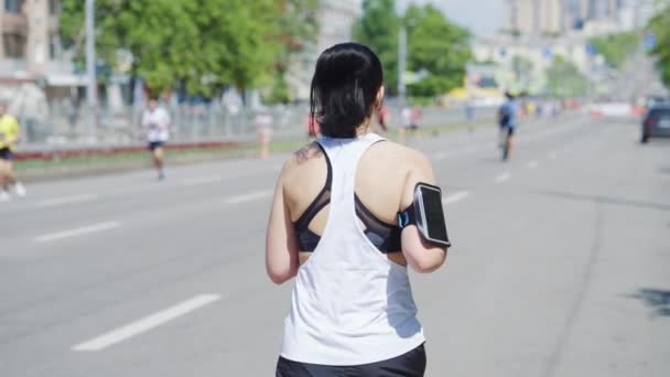 Zpomalená žena běží pouliční závod