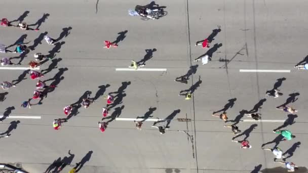 Multitud aérea corriendo maratón de la ciudad — Vídeo de stock