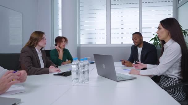 Руководители компаний обсуждают стратегию на деловой встрече — стоковое видео
