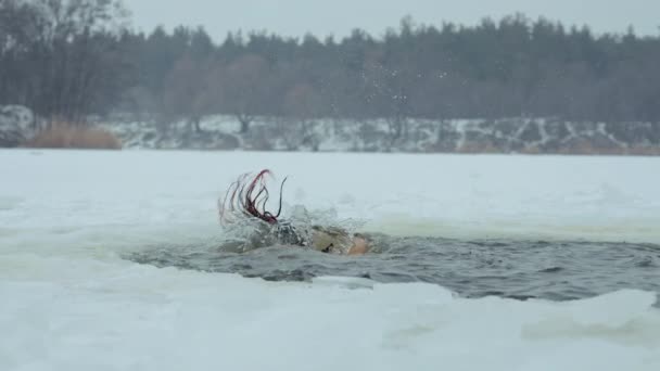 Naked man diving in ice hole — Stock Video