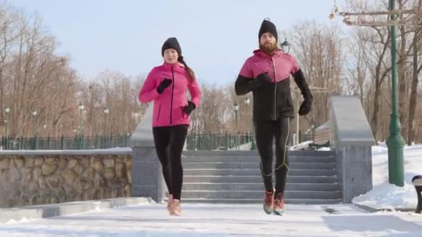 Zeitlupe fittes Paar joggt im Winter — Stockvideo